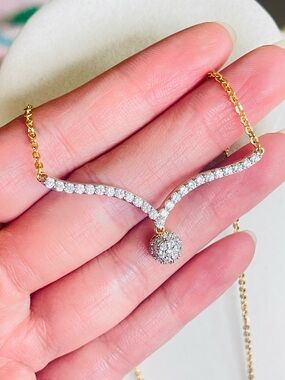 Elegant Gold and White Crystal V-Detail Necklace